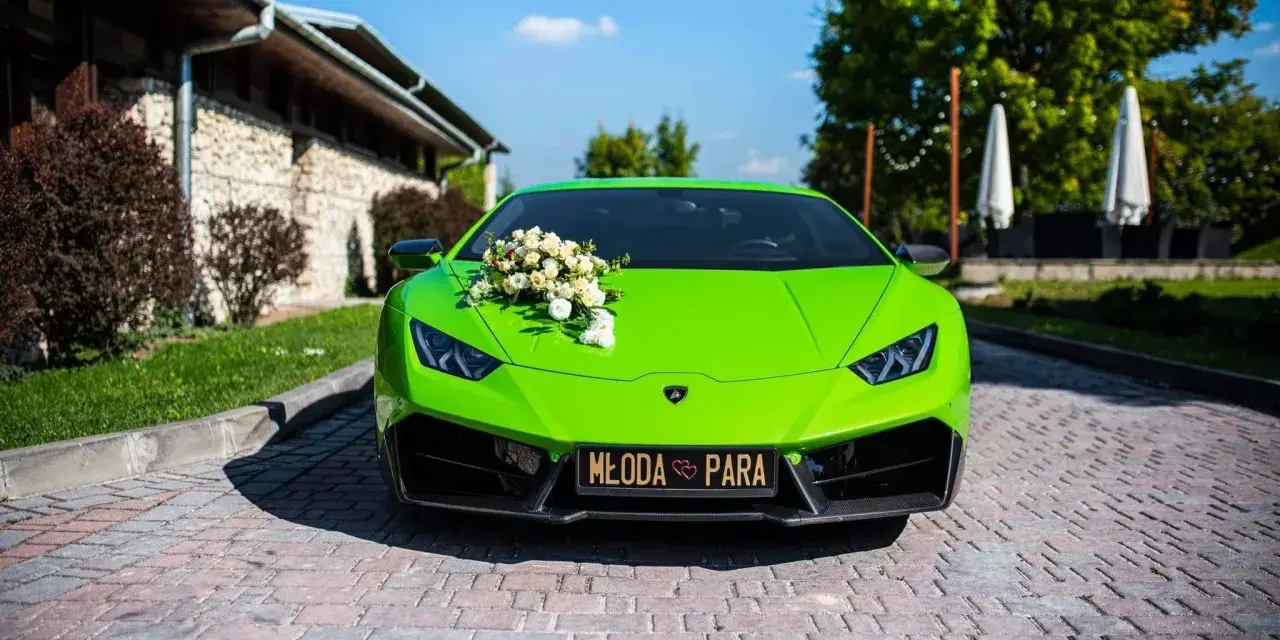 Jaskrawozielone Lamborghini Huracan z bukietem kwiatów na masce i napisem "Młoda Para". Zastanawiasz się, ile kosztuje Lamborghini Huracan?