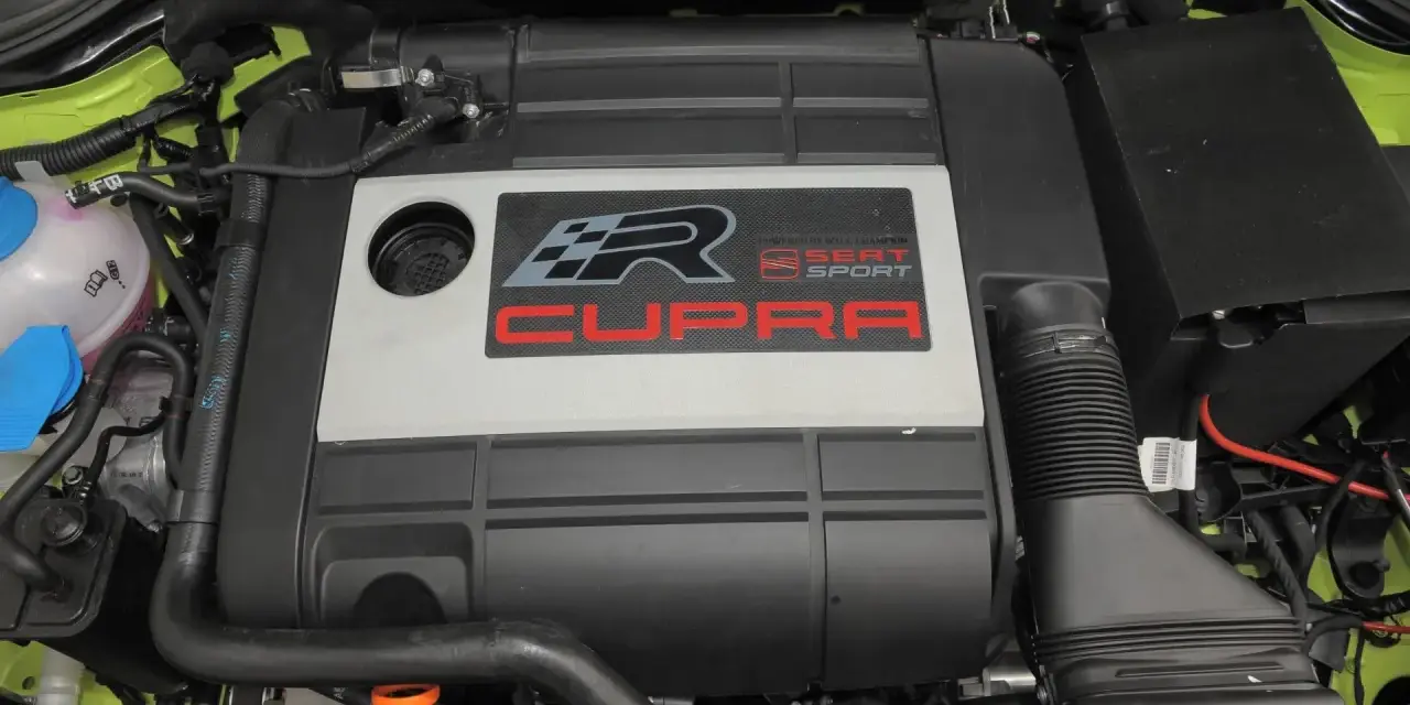 Silnik Cupra R z napisem "Powered by World Champion" pod maską Seata Leon 1.