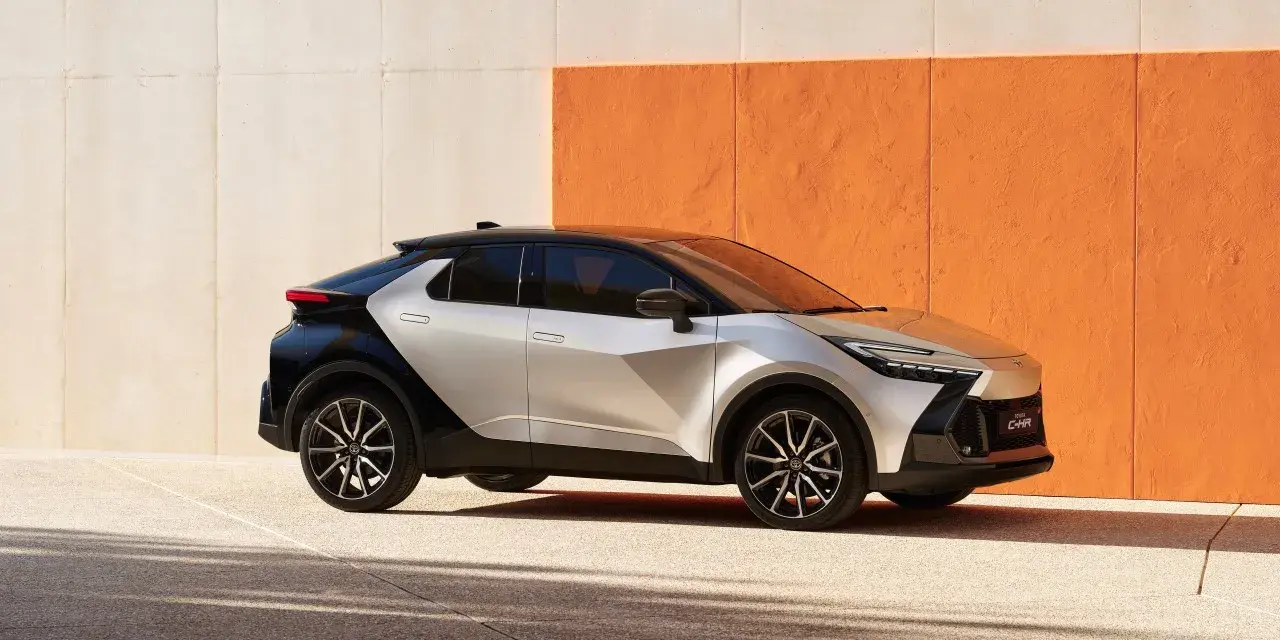 Nowy Toyota C-HR w dwukolorowym malowaniu, z dynamiczną sylwetką. Sprawdź jego atrakcyjną toyota chr cena.