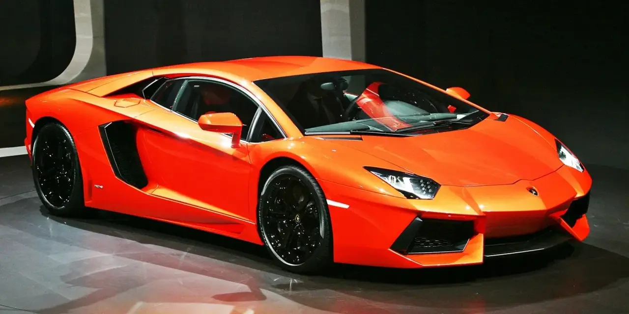 Pomarańczowe Lamborghini Aventador na wystawie. Zastanawiasz się, ile kosztuje Lamborghini Aventador?
