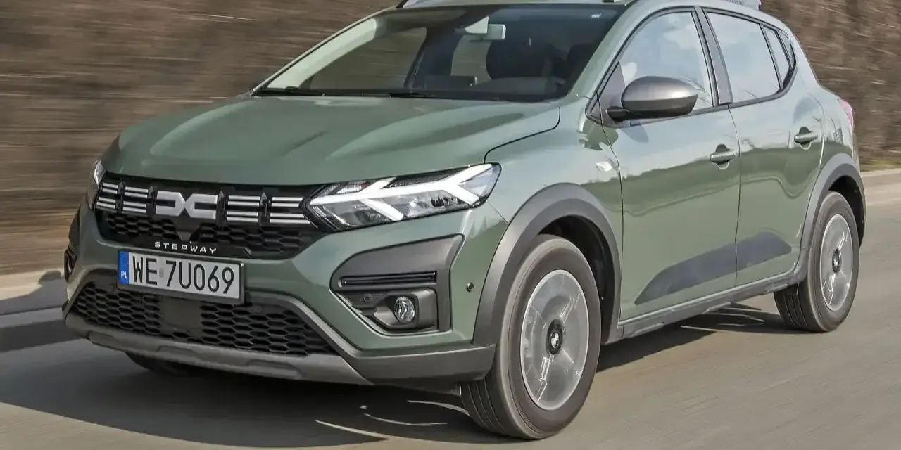 Zielony Dacia Sandero Stepway w ruchu. Sprawdź atrakcyjną dacia sandero cena i wybierz swój wymarzony model.