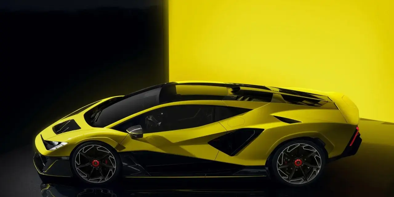 Żółte Lamborghini z czarnymi akcentami. Zastanawiasz się, ile kosztuje najtańsze Lamborghini?
