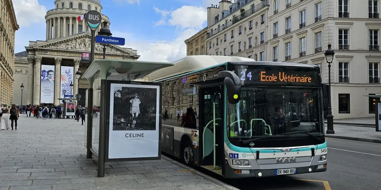 Autobus linii 24 "École Vétérinaire" czeka na przystanku przy Panteonie. Zastanawiasz się, ile kosztuje bus do Paryża?