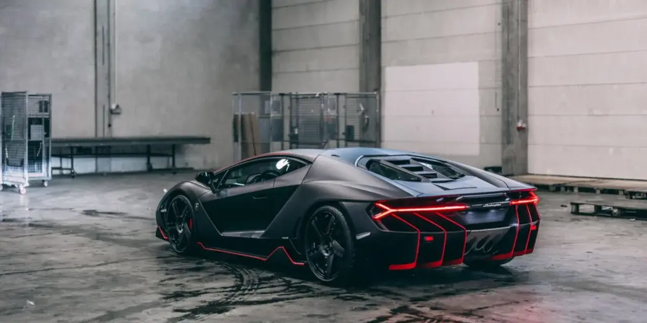 Czarny Lamborghini Centenario z czerwonymi akcentami, stojący w garażu. Zastanawiasz się, ile kosztuje Lamborghini Centenario?