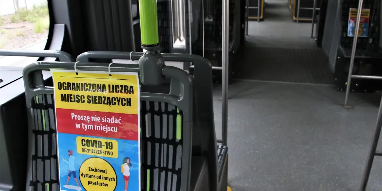 Ograniczona liczba miejsc siedzących w autobusie. Proszę nie siadać w tym miejscu. Zachowaj dystans od innych pasażerów.