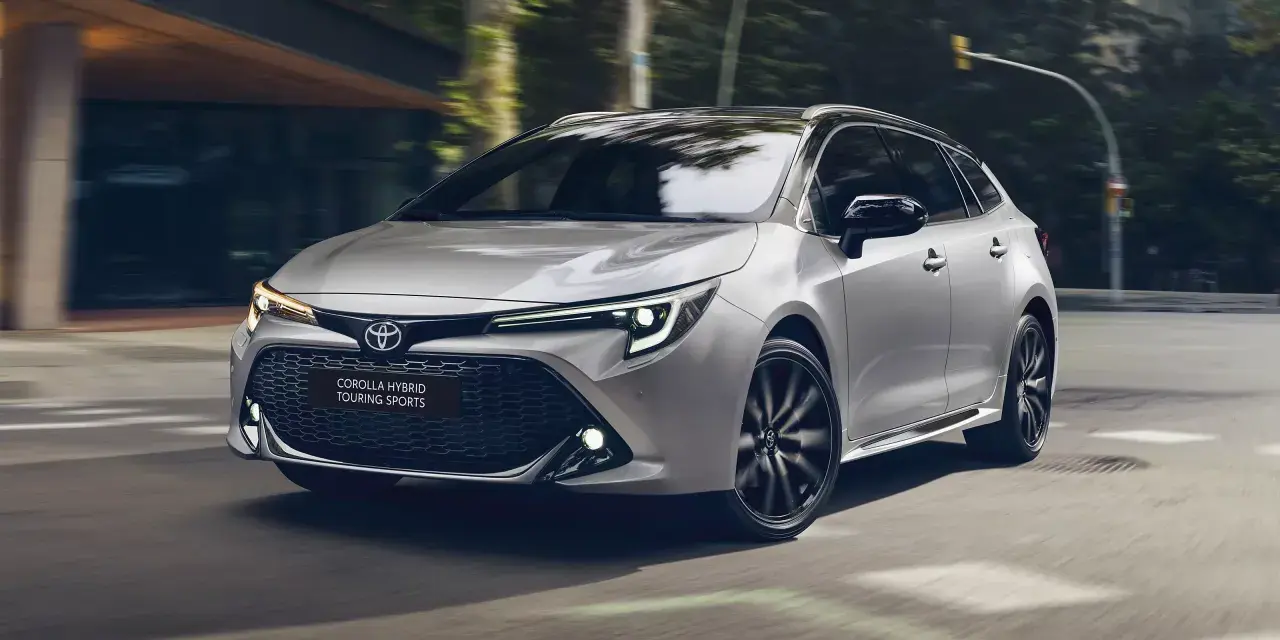 Srebrna Toyota Corolla Hybrid Touring Sports w ruchu. Zastanawiasz się, jaki olej do Toyota Corolla 1.8 Hybrid? Ten model zapewnia płynną jazdę.