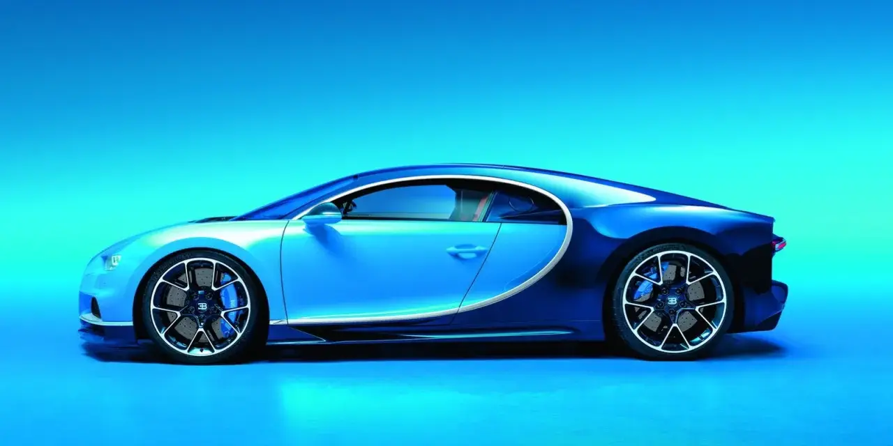 Błękitno-granatowe Bugatti Chiron widziane z boku na tle błękitnego gradientu.