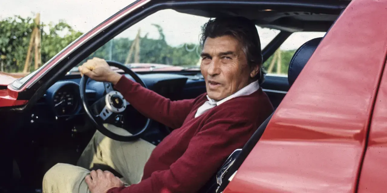 Ferruccio Lamborghini, kto stworzył Lamborghini, siedzi za kierownicą swojego czerwonego supersamochodu.