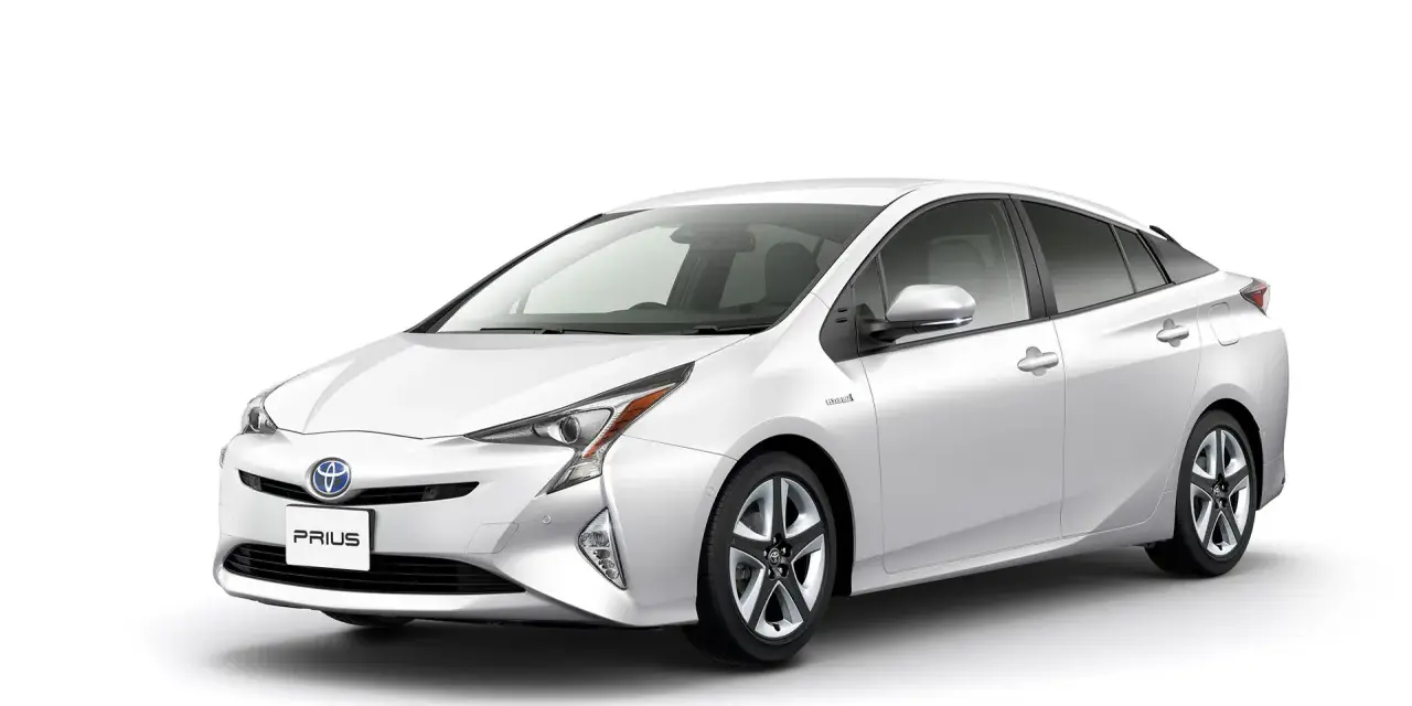 Biała Toyota Prius, symbol ekologicznej motoryzacji, produkowana jest w Japonii.