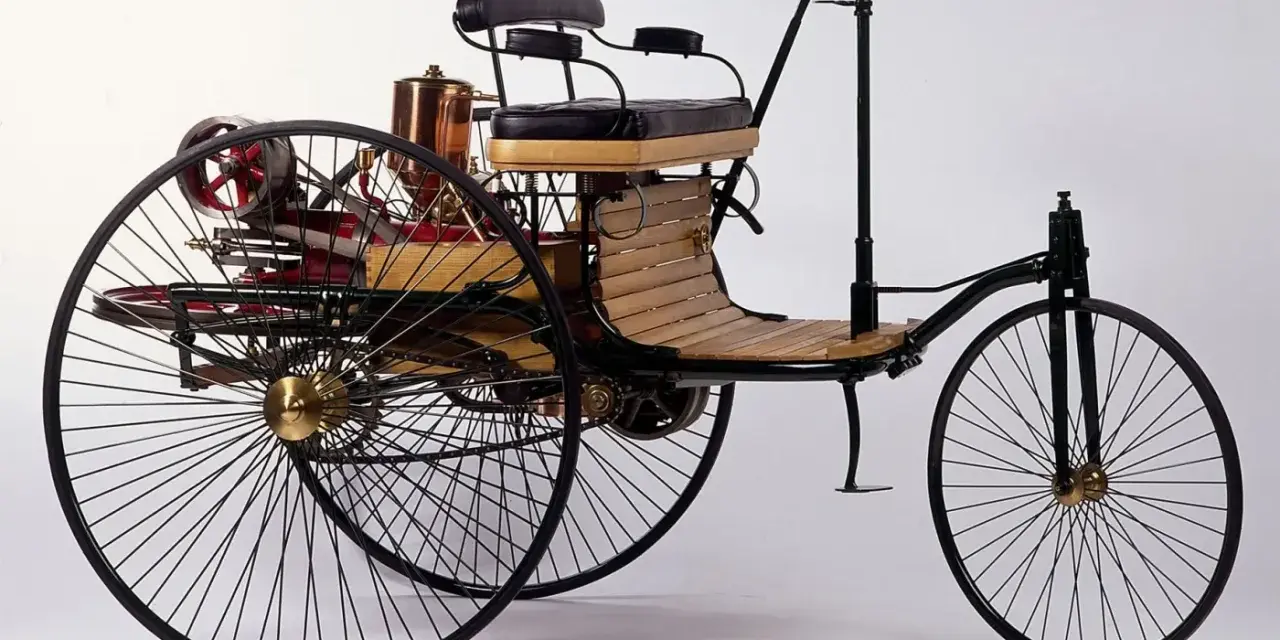 Tricykl Benz Patent-Motorwagen, pierwszy samochód na świecie, z drewnianym siedzeniem i miedzianym kotłem.