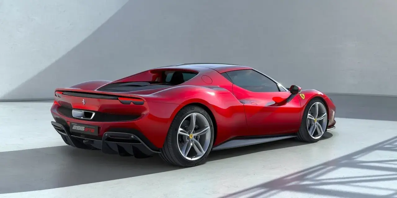 Czerwone Ferrari 296 GTB z bliska. Zastanawiasz się, ile kosztuje nowe Ferrari? Ten model to marzenie każdego fana motoryzacji.