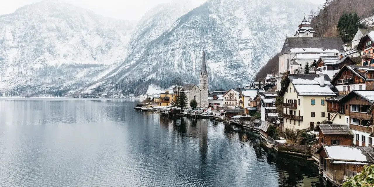 Zimowy krajobraz Hallstatt, Austria. Zastanawiasz się, ile kosztuje bus do Austrii?