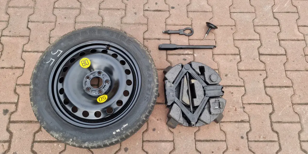 Koło zapasowe Ford S-Max, podnośnik i klucze. Zestaw do wymiany opony, który pomoże Ci w razie awarii.