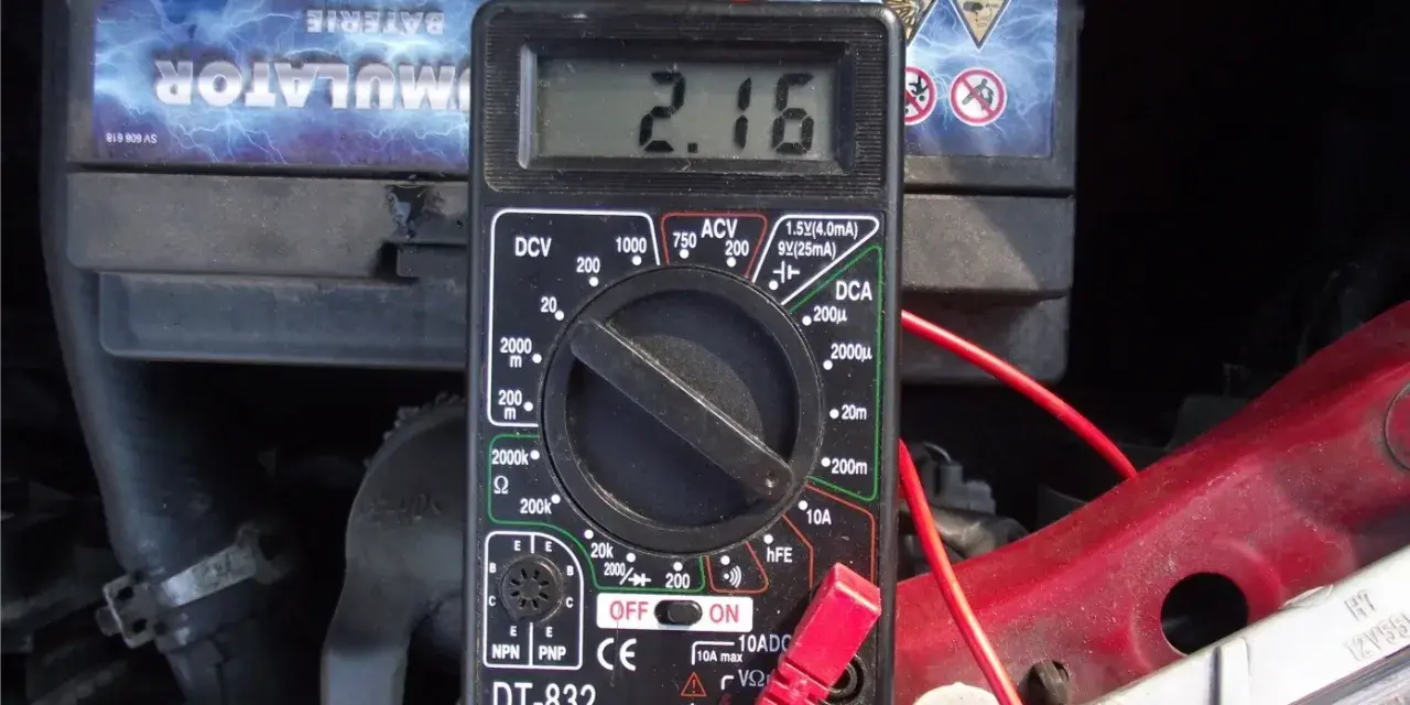 Multimetr pokazuje 2.16V, sprawdzając, czy centralny zamek może rozładowywać akumulator.