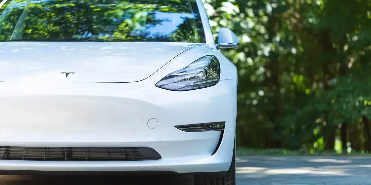 Biała Tesla Model S, marzenie wielu kierowców. Zastanawiasz się, ile kosztuje Tesla Model S? Ten elegancki samochód elektryczny przyciąga wzrok.