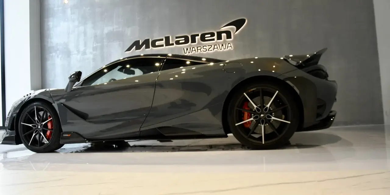 Szary McLaren 765LT w salonie McLaren Warszawa. Zastanawiasz się nad mclaren cena?