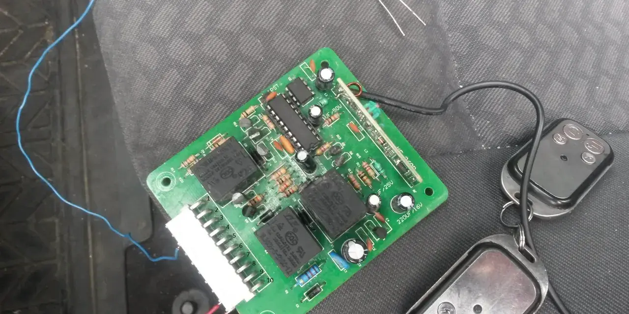 Schemat sterownika centralnego zamka do Audi A4 B5 z pilotami.