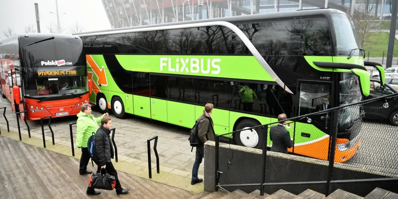 Dwa autokary, Flixbus i PolskiBus, czekają na pasażerów. Zastanawiasz się, ile kosztuje bus nad morze?