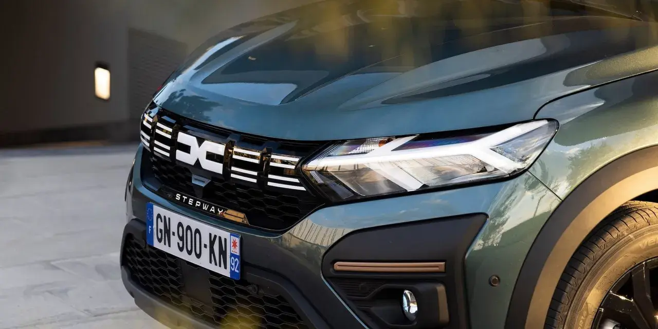 Nowy Dacia Sandero Stepway w zielonym kolorze, z charakterystycznym logo i nowoczesnymi światłami LED.