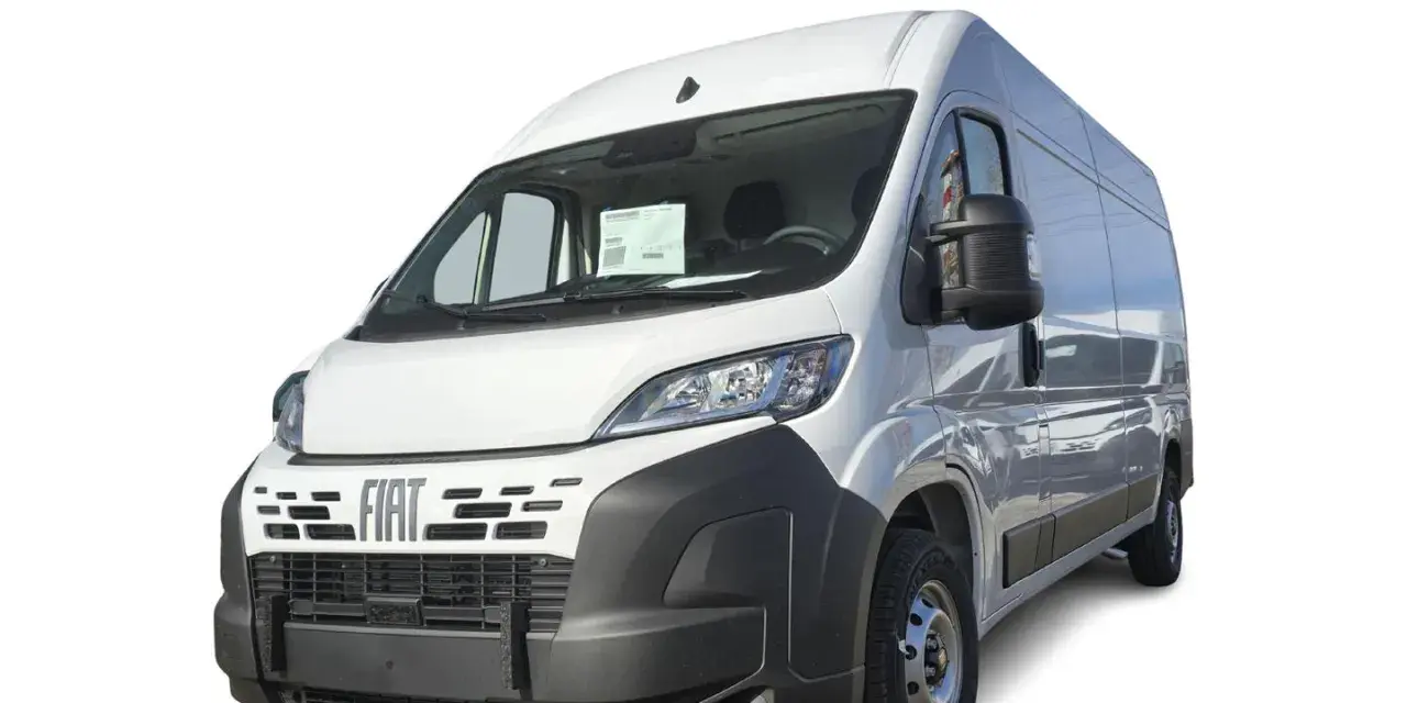Biały bus Fiat Ducato, idealny do transportu. Zastanawiasz się, ile płaci spedycja za km bus?