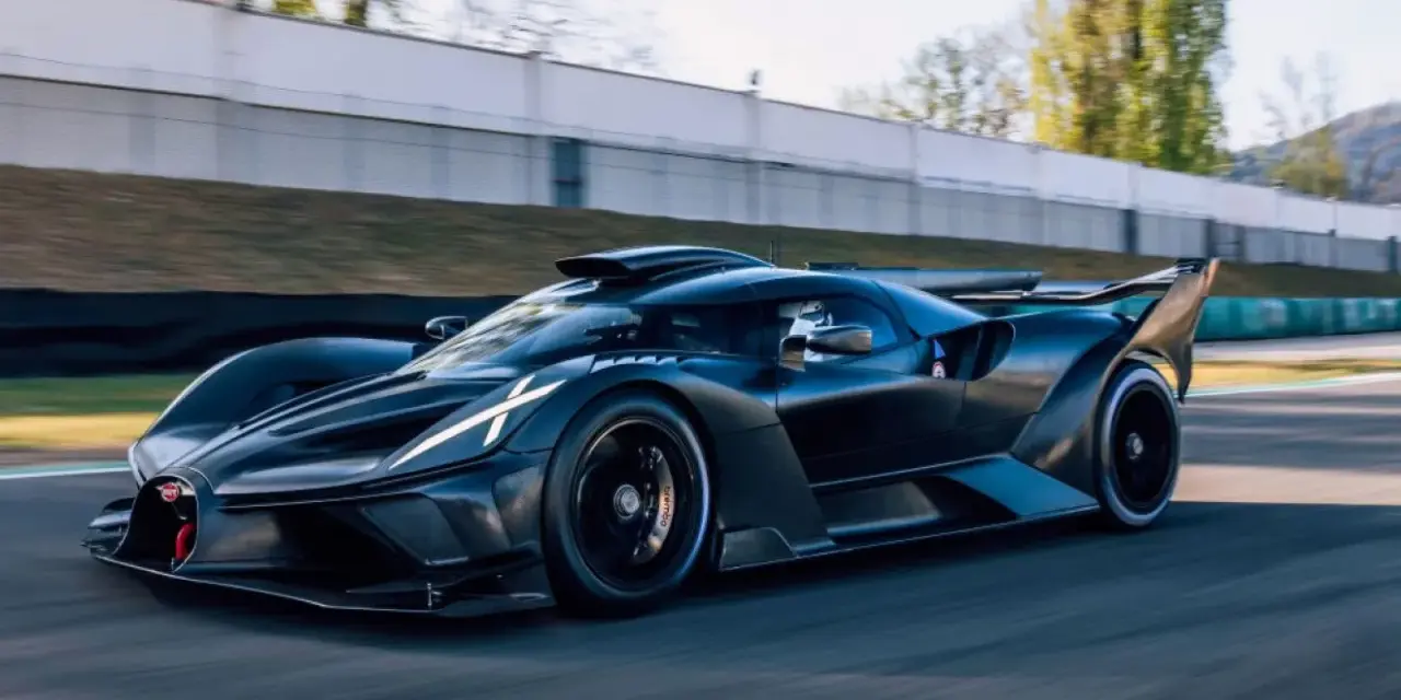 Czarny Bugatti Bolide na torze wyścigowym. Zastanawiasz się, ile kosztuje Bugatti Bolide? To marzenie wielu fanów motoryzacji.