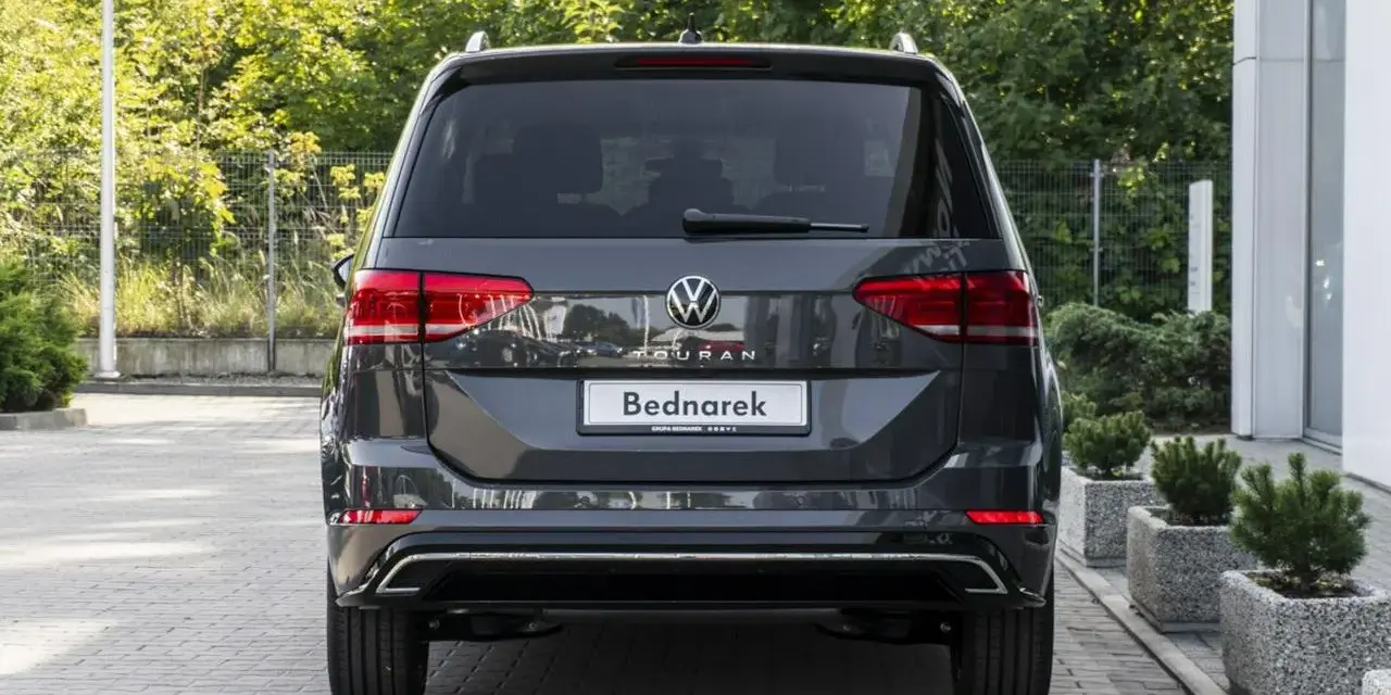 Szary VW Touran 7 osobowy. Gdzie jest koło zapasowe? Pod podłogą bagażnika, niewidoczne na tym zdjęciu.