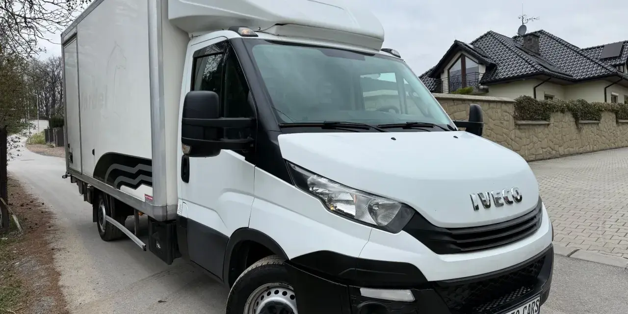 Biały Iveco Daily, idealny bus do 3.5 t na haku, gotowy do transportu.