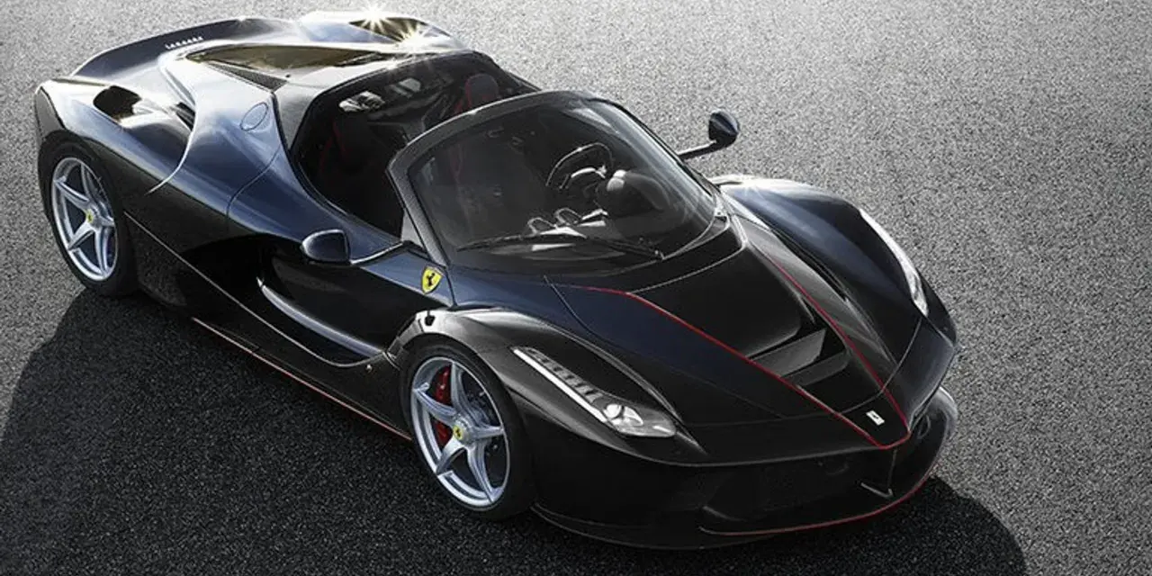 Czarny kabriolet Ferrari LaFerrari na drodze. Zastanawiasz się, ile kosztuje Ferrari LaFerrari?