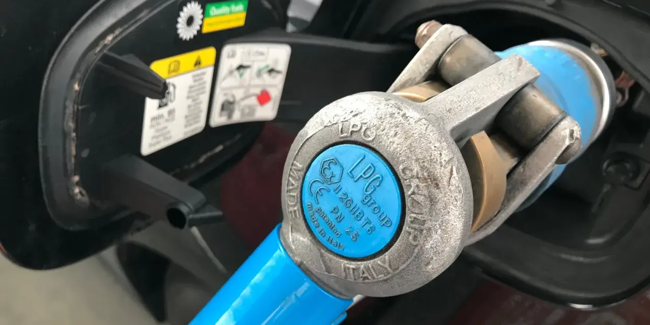 Tankowanie autobusu na gaz LPG. Wlew paliwa z niebieską nakładką i logo LPG Group.