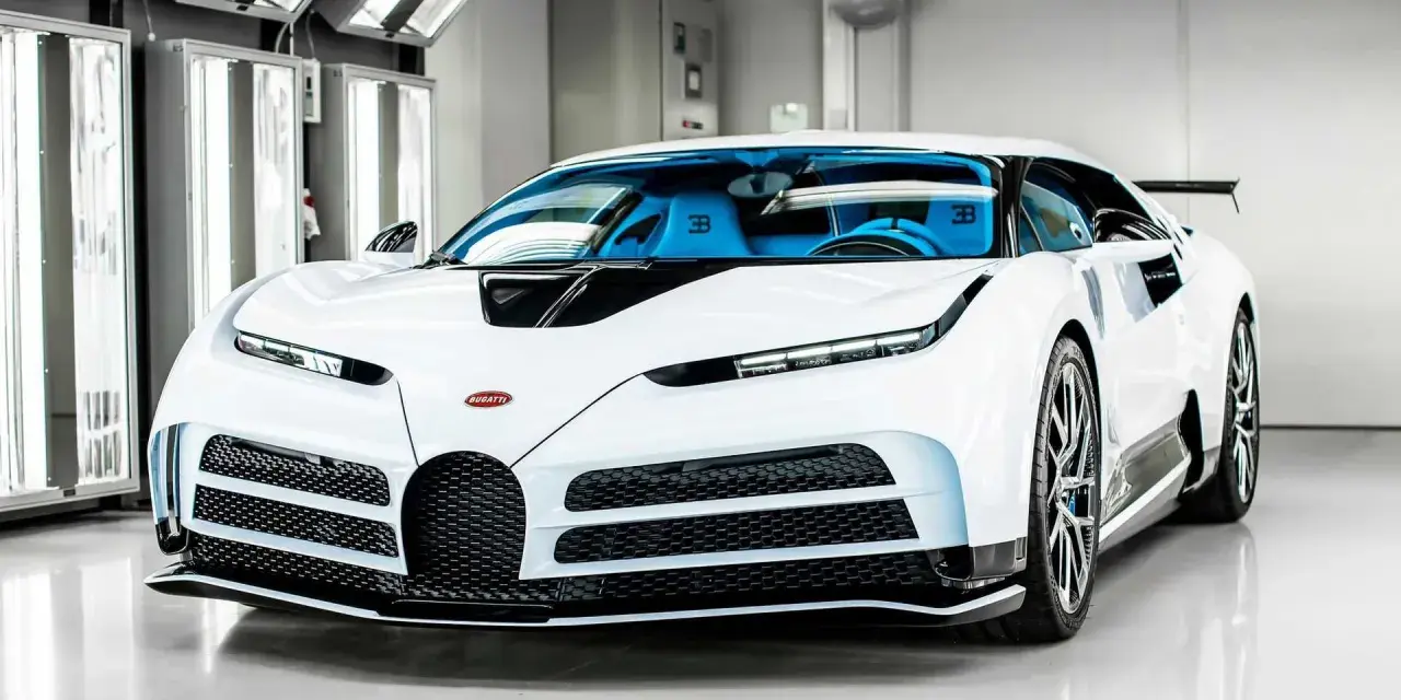 Białe Bugatti Centodieci z niebieskim wnętrzem. Zastanawiasz się, ile kosztuje Bugatti Centodieci? To marzenie wielu fanów motoryzacji.