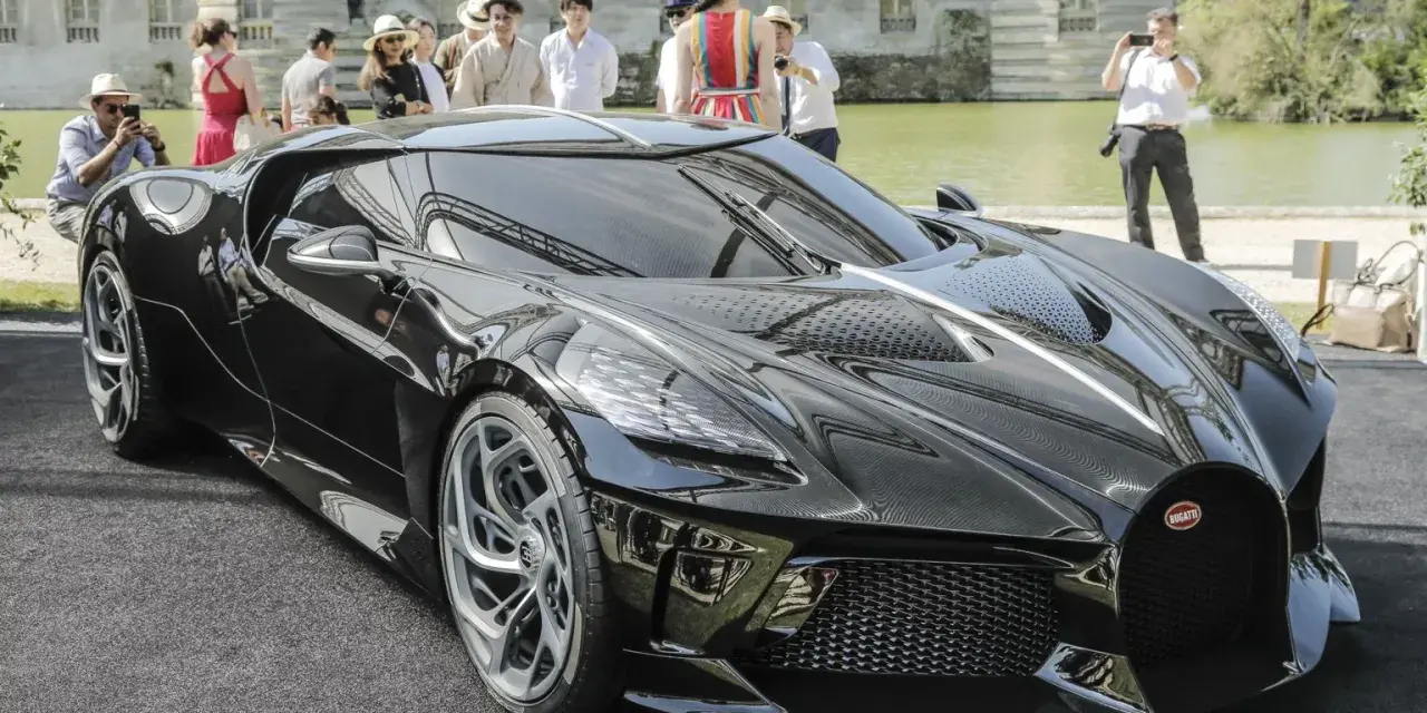 Bugatti La Voiture Noire, z 1500 koni, prezentuje się majestatycznie na tle pałacu.