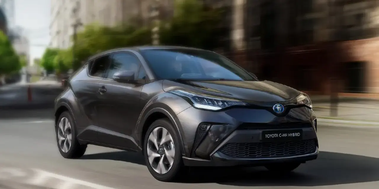 Ciemnoszara Toyota C-HR Hybrid w ruchu miejskim. Zastanawiasz się, ile pali Toyota C-HR Hybrid? Ten stylowy crossover zachwyca niskim spalaniem.