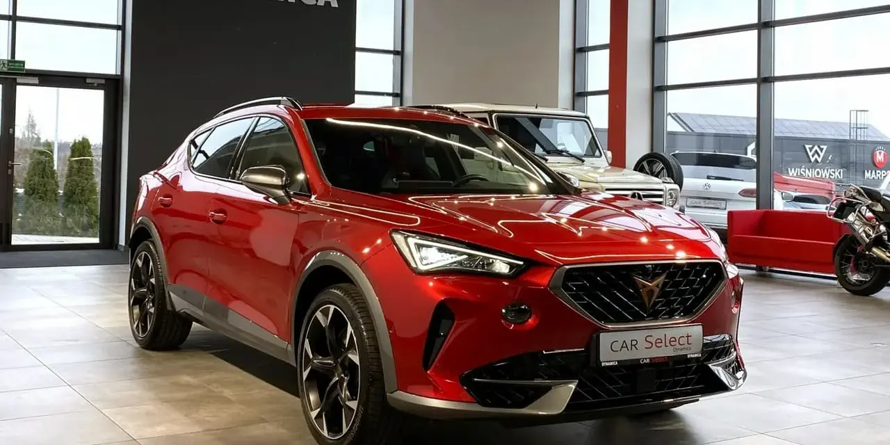 Błyszczący czerwony Cupra Formentor w salonie. Sprawdź atrakcyjną cupra auto cena i wybierz swój wymarzony model.