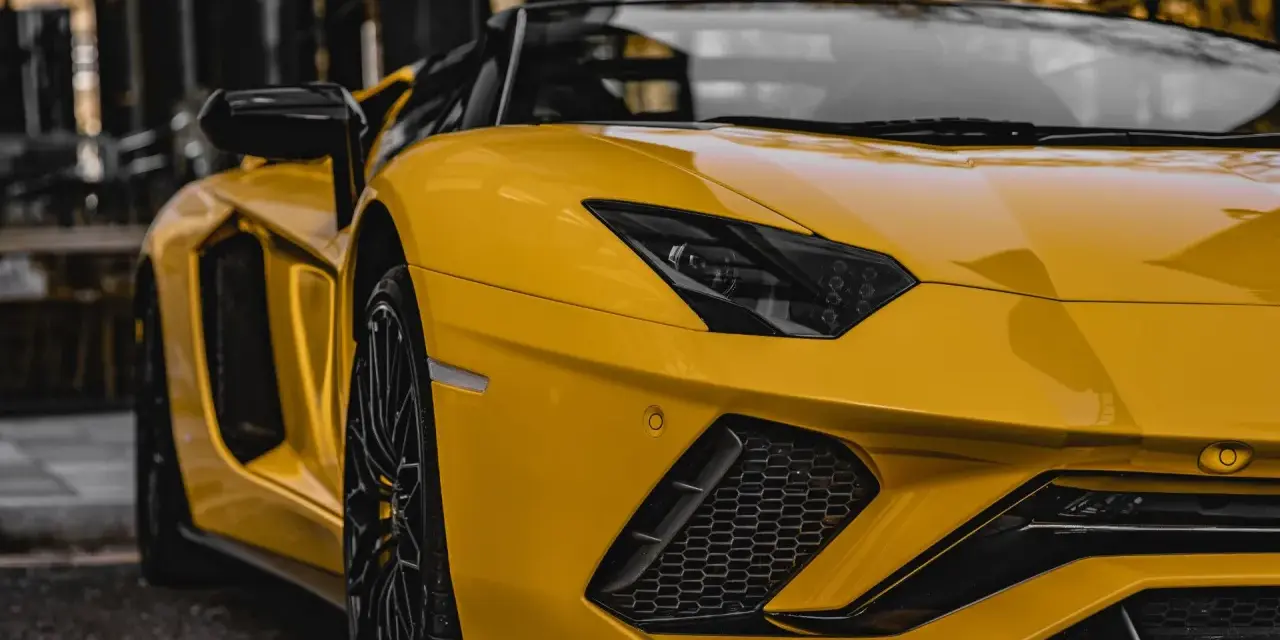 Żółte Lamborghini Aventador, marzenie wielu. Zastanawiasz się, ile kosztuje wypożyczenie lamborghini na weekend?