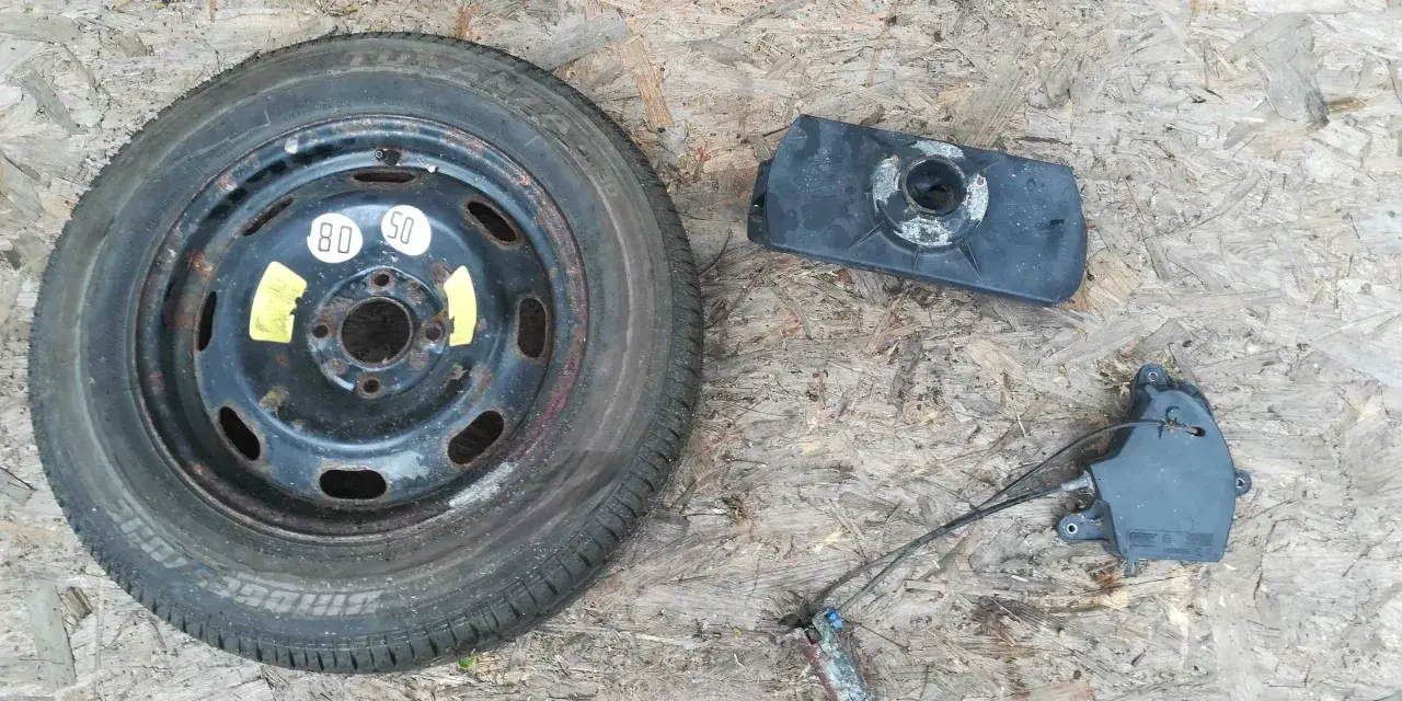Koło zapasowe Peugeot 307 SW, mechanizm podnośnika i osłona. Dowiedz się, jak wyjąć koło zapasowe.