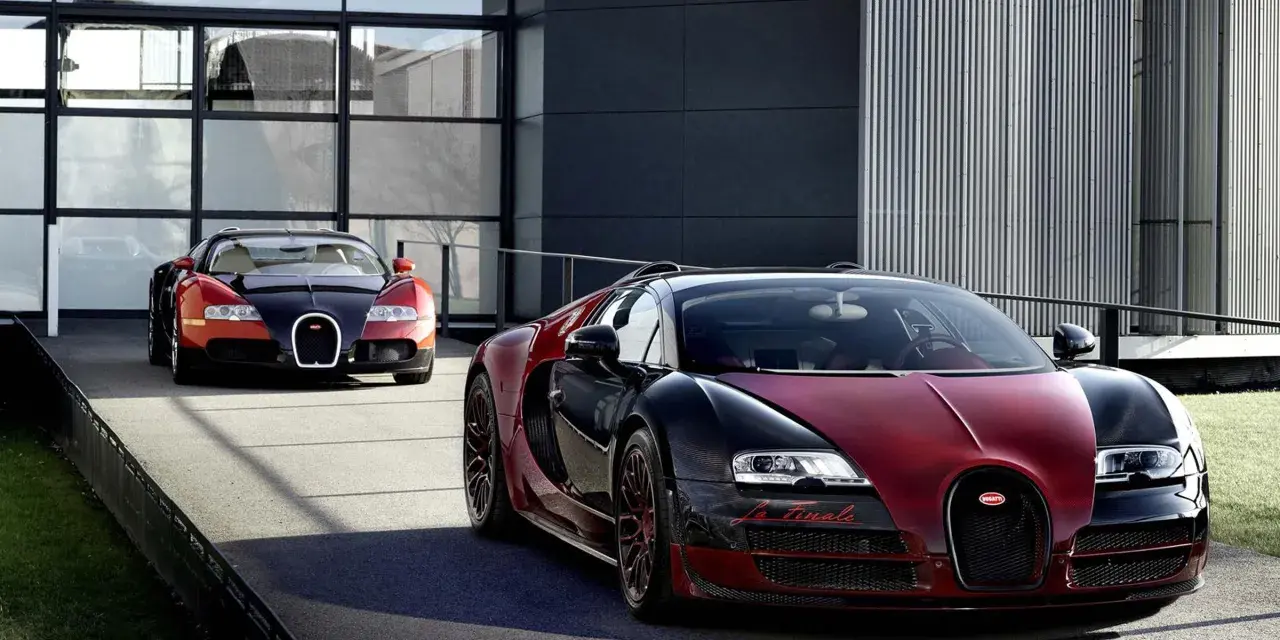Dwa Bugatti Veyron, jeden czerwono-czarny z napisem "La Finale", gotowe do osiągnięcia 100 km/h.