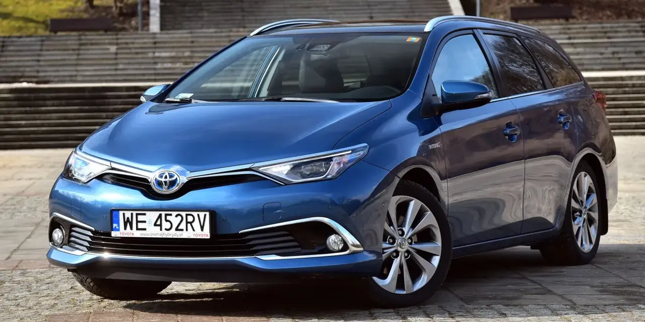 Niebieska Toyota Auris Hybrid. Jak odpalić ten samochód? Zobacz przód auta z tablicą rejestracyjną WE 452RV.