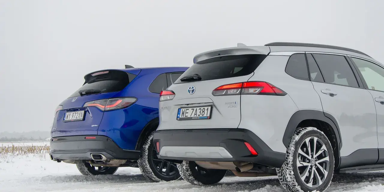 Porównanie hybryd: niebieska Honda CR-V e:HEV i srebrna Toyota Corolla Cross Hybrid AWD na śniegu. Którą wybrać?