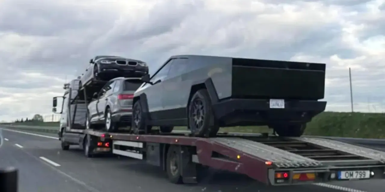 Ciężarówka przewozi Teslę Cybertruck i inne auta. Zastanawiasz się, ile kosztuje Tesla Cybertruck?