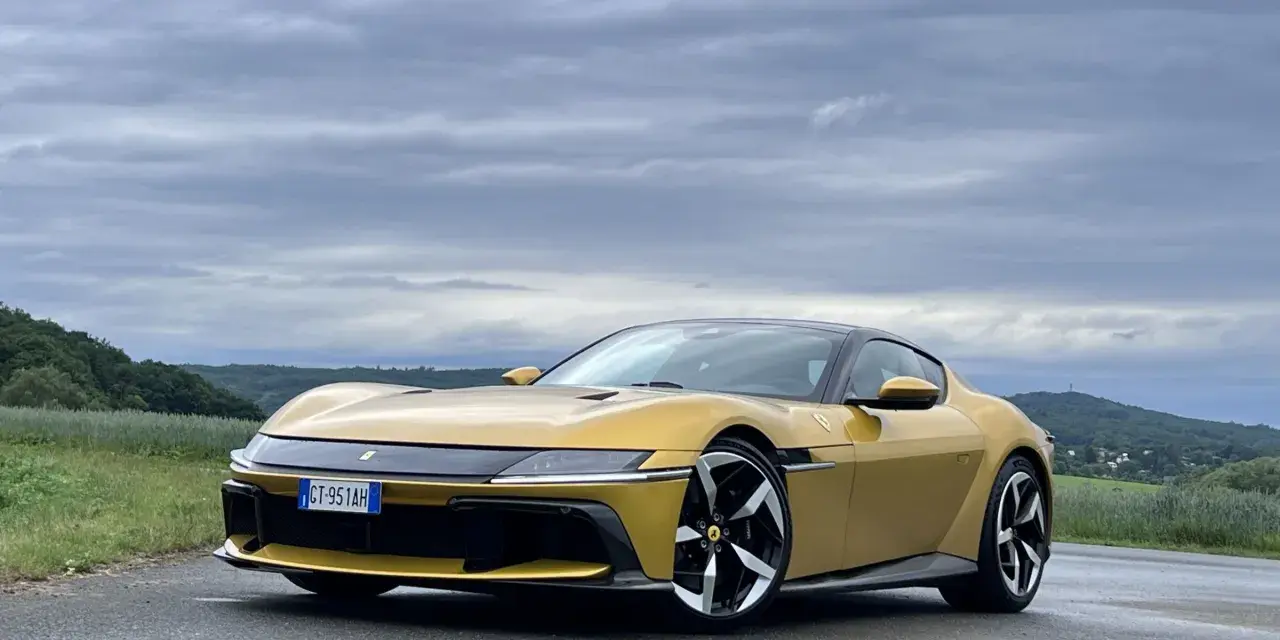 Złote Ferrari Purosangue na tle malowniczych wzgórz. Czy to jeden z tych, które zasiliły flotę Ferrari w Polsce?