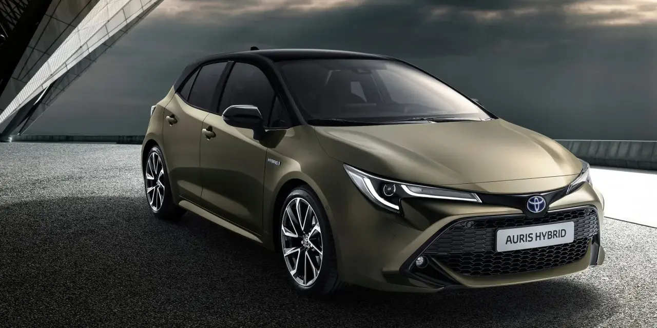 Nowy Toyota Auris Hybrid, stylowy następca Priusa, prezentuje się dynamicznie na tle nowoczesnej architektury.