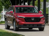 Czerwony Honda CR-V na drodze. Sprawdź aktualną honda cr-v cena i wybierz swój wymarzony SUV.