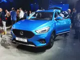 Błękitny MG ZS na prezentacji. Ludzie oglądają nowy model marki MG.