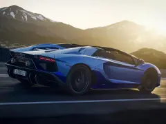 Niebieski Lamborghini Aventador pędzi po górskiej drodze. Choć trudno określić, ile pali Lamborghini Aventador, jego moc jest niezaprzeczalna.