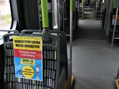 Ograniczona liczba miejsc siedzących w autobusie. Proszę nie siadać w tym miejscu. Zachowaj dystans od innych pasażerów.