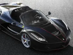 Czarny kabriolet Ferrari LaFerrari na drodze. Zastanawiasz się, ile kosztuje Ferrari LaFerrari?