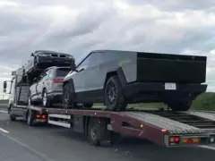 Ciężarówka przewozi Teslę Cybertruck i inne auta. Zastanawiasz się, ile kosztuje Tesla Cybertruck?