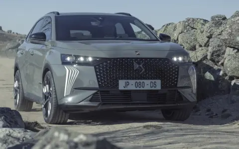 Szary DS7 Crossback pokonuje kamienisty teren.
