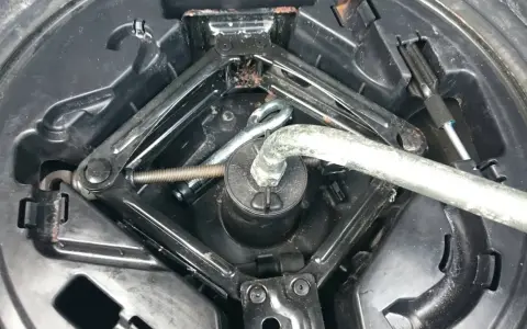 Podnośnik i klucz do kół w bagażniku Renault Trafic, gotowe do akcji, gdy zajdzie potrzeba, jak wyjąć koło zapasowe.
