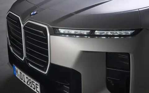 Przód nowego BMW 2026 z podświetlaną atrapą chłodnicy i smukłymi światłami LED.